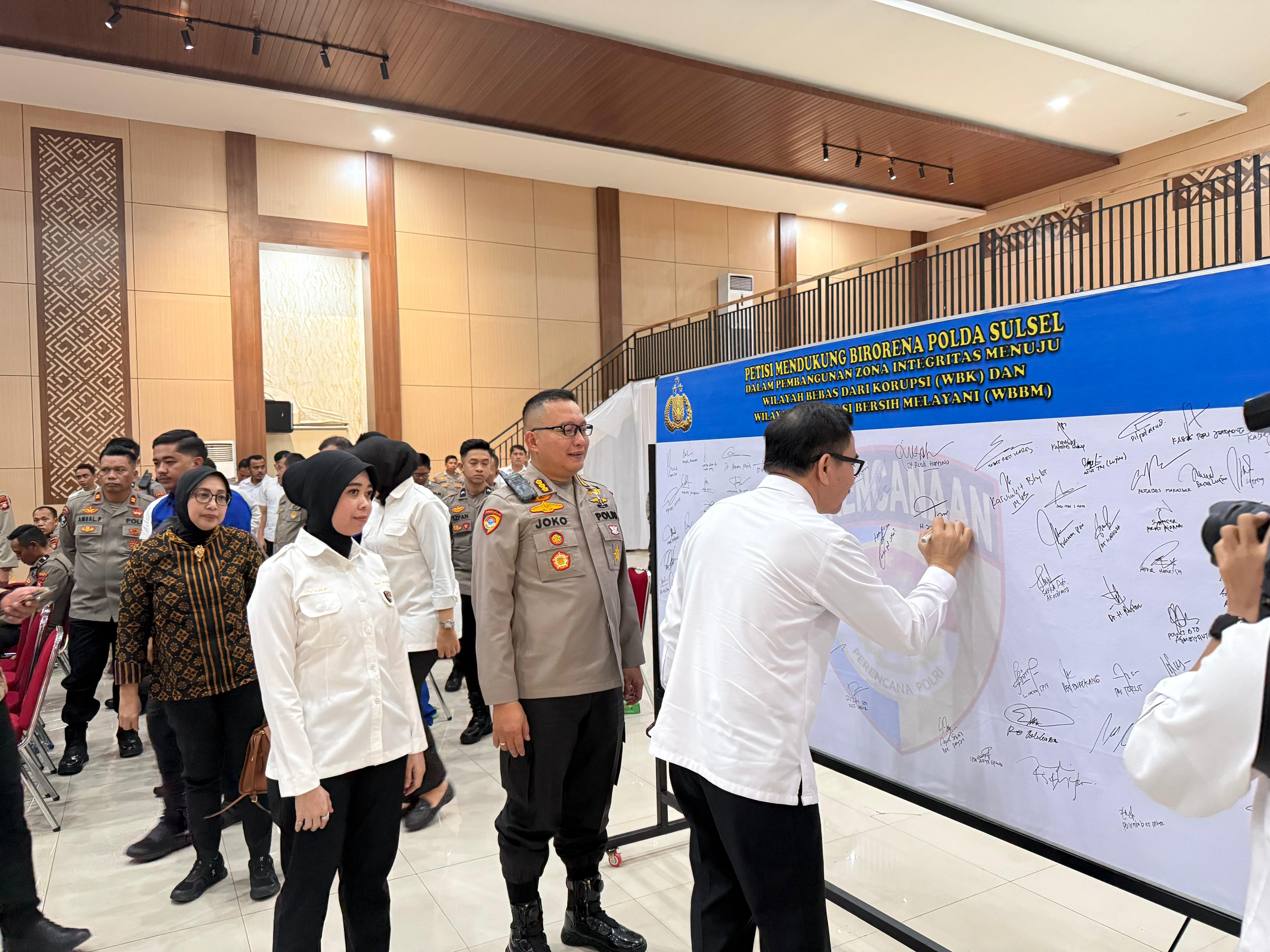Dukung Pembangunan Zona Integritas, Peserta FGD Tanda Tangani Petisi untuk Biro Rena Polda Sulsel Menuju WBK