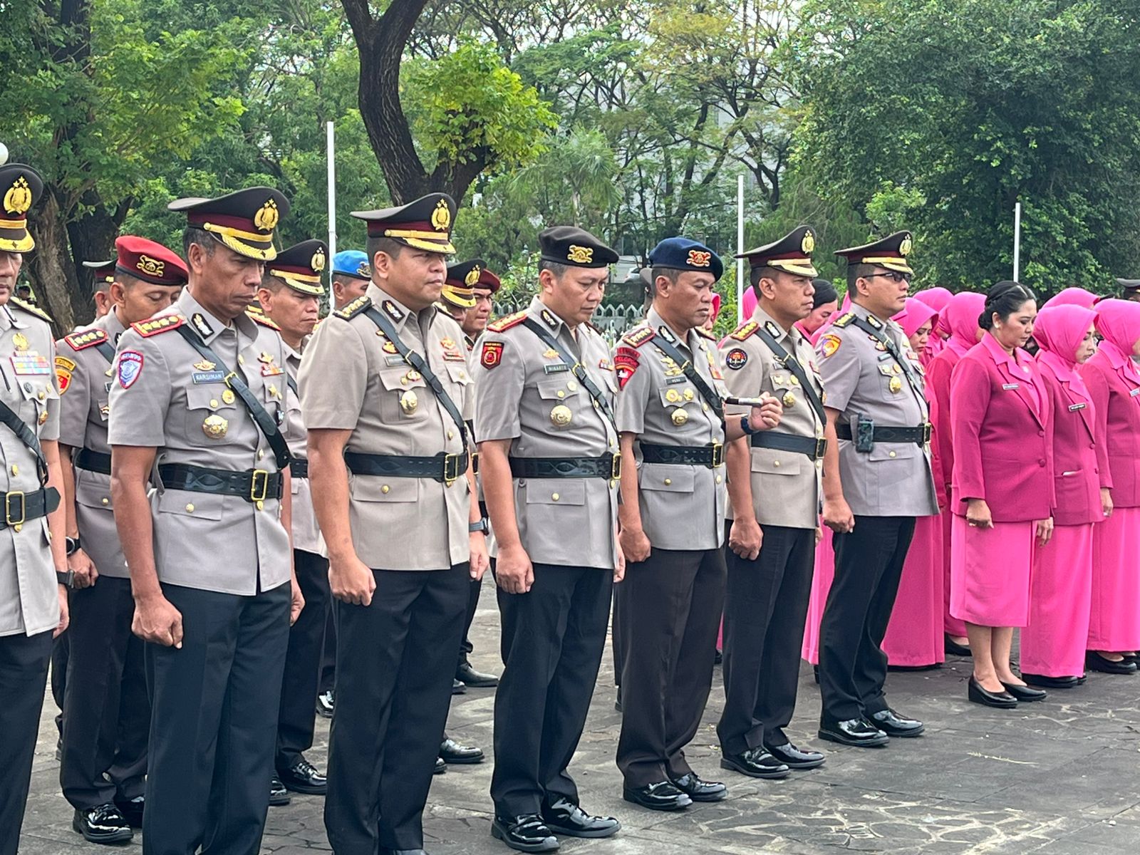 KARORENA POLDA SULSEL KOMBES POL JOKO TUTUKONOTO, S.H., S.I.K. MENGHADIRI KEGIATAN UPACARA ZIARAH DAN TABUR BUNGA DALAM RANGKA MEMPERINGATI HUT BHAYANGKARA KE 79 TAHUN