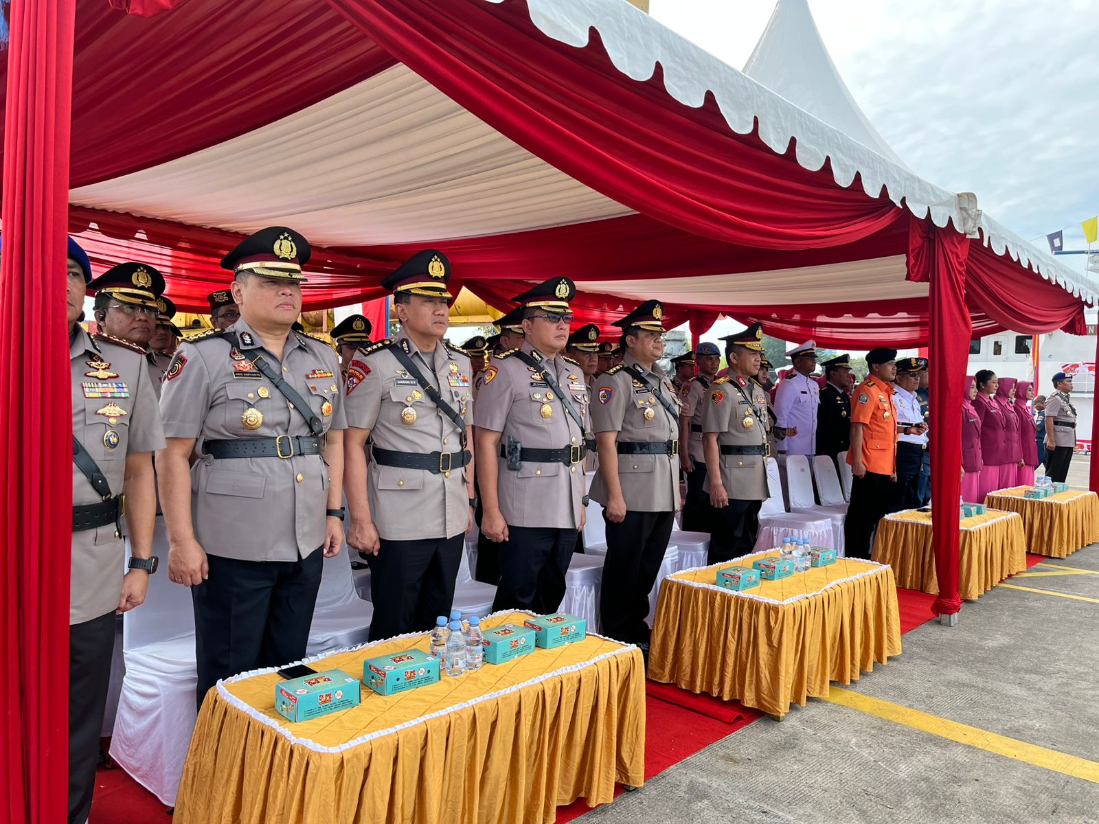 TABUR BUNGA DI LAUT PERINGATI HARI BHAYANGKARA KE-79, KAPOLDA SULSEL PIMPIN LANGSUNG UPACARA DAN DIHADIRI KARORENA POLDA SULSEL